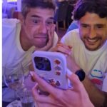 Maxi Iglesias Instagram - What a Pont Soles que se esconden pra dar claridad 4 haciendo equipo, la que más cabeza ella La sonrisa de la Venus tq Camisetas que hablan solas ♥️ Más claritat Taksi conversations No podía faltar Cuando ves un 🦄 por primera vez Nads como la música en directo Y molt mes, pero solo caben diess