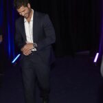 Maxi Iglesias Instagram - Si nos encontraramos en un bar tendría la misma cara..Nada de poses. Algo de poesía divertida Tal vez divagar? Pero dime que bares..