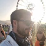 Maxi Iglesias Instagram - Coachella será muy "cool" pero yo, prefiero MadCool #Peineta rociera en la cabeza #Pañuleito muy del desert forajido se busca #Camisita estampados detalles indie Coachella Music Festival