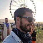 Maxi Iglesias Instagram - Coachella será muy "cool" pero yo, prefiero MadCool #Peineta rociera en la cabeza #Pañuleito muy del desert forajido se busca #Camisita estampados detalles indie Coachella Music Festival
