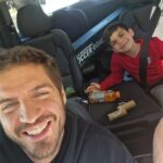 Maxi Iglesias Instagram - Entre la primera y la cuarta ha habido muchos cambios. Al mismo tiempo no tantos. Ya no nos cortamos el pelo en Melrose..(Nuestra Fuencarral en Madrid) Ahora lo hacemos a las afueras..(Algo importante a lo largo de los 30's/40 : la transición de un area a otra...) Ya no llevamos pantalones cortos casi todo el rato..Ni posamos serios para hacernos los "cool" ..Ahora la aventura es encontrar una portería. Que encaje. Que resista. El tiempo pasa y a la vez no. Ahora Matteo existe, y ese es el cambio más importante(Obvioooooo). Y cuanto más crece, que no lo hace lento precisamente, más me alegro de ser su padrino y de que sus padres, sean sus padres. Obvio también? No tanto.. @alejandraespinoza @anibalmarrero os quiero mucho, pero este ahijado que me habéis dado, os está quitando un poco bastante de protagonismo..♥️ Woodland Hills