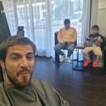 Maxi Iglesias Instagram - Entre la primera y la cuarta ha habido muchos cambios. Al mismo tiempo no tantos. Ya no nos cortamos el pelo en Melrose..(Nuestra Fuencarral en Madrid) Ahora lo hacemos a las afueras..(Algo importante a lo largo de los 30's/40 : la transición de un area a otra...) Ya no llevamos pantalones cortos casi todo el rato..Ni posamos serios para hacernos los "cool" ..Ahora la aventura es encontrar una portería. Que encaje. Que resista. El tiempo pasa y a la vez no. Ahora Matteo existe, y ese es el cambio más importante(Obvioooooo). Y cuanto más crece, que no lo hace lento precisamente, más me alegro de ser su padrino y de que sus padres, sean sus padres. Obvio también? No tanto.. @alejandraespinoza @anibalmarrero os quiero mucho, pero este ahijado que me habéis dado, os está quitando un poco bastante de protagonismo..♥️ Woodland Hills