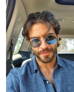 Maxi Iglesias Instagram - De cuando grababa Volver A Caer 

No tengo fotos de la serie, pero algún selfie así guarripe o mandándole algún video chorra a algún colega me hice. Lo típico. Ahora lo veo y me hace gracia 

#tbt