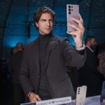 Maxi Iglesias Instagram - Anoche en el #samsungunpacked , me cazaron con lo que más ganas tenía de comprobar.. Que el nuevo #GalaxyS24 sigue teniendo una súper camara (y nuevas opciones..), y que no por eso se me dan mejor los selfies.. (LA última foto es la prueba de que estuve en el evento y no es una imagen generada por IA con el mismo color gris titanio del s24 Ultra) #galaxyai @samsungespana