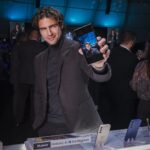 Maxi Iglesias Instagram - Anoche en el #samsungunpacked , me cazaron con lo que más ganas tenía de comprobar.. Que el nuevo #GalaxyS24 sigue teniendo una súper camara (y nuevas opciones..), y que no por eso se me dan mejor los selfies.. (LA última foto es la prueba de que estuve en el evento y no es una imagen generada por IA con el mismo color gris titanio del s24 Ultra) #galaxyai @samsungespana