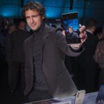 Maxi Iglesias Instagram - Anoche en el #samsungunpacked , me cazaron con lo que más ganas tenía de comprobar.. Que el nuevo #GalaxyS24 sigue teniendo una súper camara (y nuevas opciones..), y que no por eso se me dan mejor los selfies.. (LA última foto es la prueba de que estuve en el evento y no es una imagen generada por IA con el mismo color gris titanio del s24 Ultra) #galaxyai @samsungespana