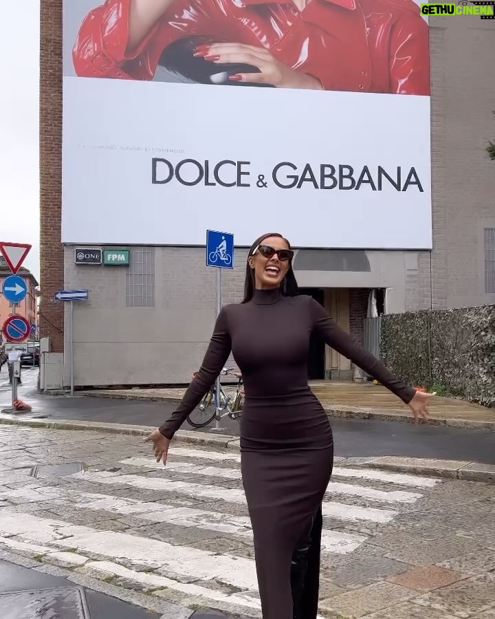 Maya Jama Instagram - Dolce show was beautiful 🖤 Milan, Italy