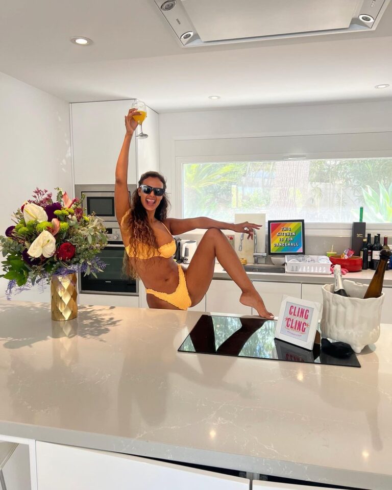 Maya Jama Instagram - The best birthday morning 🤩😂❤️ Woke up 29 fine and gratefullllllllll Love you all so much! the last year was incredible & here’s to an even better one loading 🤌🏽Cling cling motherfuckerssssssss 🥂
