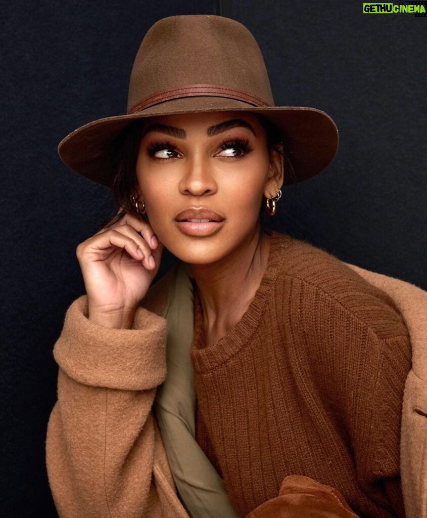 Meagan Good Instagram - @philippeuter 😎 @divine_heritage 👗 @americanvintage_officiel 🧥 @Chelsealaurenla 📸 #sundance2023 ❄️