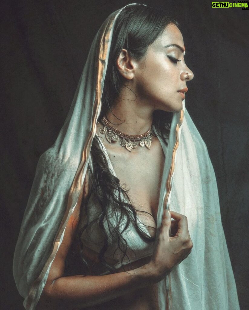 Megha Gupta Instagram - 𝑼𝑵𝑺𝑻𝑶𝑷𝑷𝑨𝑩𝑳𝑬 𝑼𝒏𝒔𝒕𝒐𝒑𝒑𝒂𝒃𝒍𝒆 𝒕𝒉𝒆𝒚 𝒄𝒂𝒍𝒍𝒆𝒅 𝒉𝒆𝒓 𝒃𝒖𝒕 𝑰 𝒔𝒂𝒘 𝒉𝒆𝒓 𝒔𝒕𝒐𝒑 𝑰 𝒔𝒂𝒘 𝒉𝒆𝒓 𝒔𝒕𝒐𝒑 𝒎𝒂𝒏𝒚 𝒕𝒊𝒎𝒆𝒔 𝒔𝒐𝒎𝒆𝒕𝒊𝒎𝒆𝒔 𝑰 𝒕𝒉𝒐𝒖𝒈𝒉𝒕 𝒔𝒉𝒆 𝒉𝒂𝒅 𝒔𝒕𝒐𝒑𝒑𝒆𝒅 𝒇𝒐𝒓 𝒈𝒐𝒐𝒅 𝒃𝒖𝒕 𝒏𝒐 𝒔𝒉𝒆 𝒂𝒍𝒘𝒂𝒚𝒔 𝒇𝒐𝒖𝒏𝒅 𝒂 𝒘𝒂𝒚 𝒕𝒐 𝒓𝒊𝒔𝒆 𝒂𝒈𝒂𝒊𝒏 𝒕𝒐 𝒓𝒆𝒔𝒖𝒓𝒓𝒆𝒄𝒕 𝒏𝒐𝒕 𝒕𝒉𝒆 𝒔𝒂𝒎𝒆, 𝒏𝒆𝒗𝒆𝒓 𝒕𝒉𝒆 𝒔𝒂𝒎𝒆 𝒖𝒏𝒔𝒕𝒐𝒑𝒑𝒂𝒃𝒍𝒆 𝒕𝒉𝒆𝒚 𝒔𝒂𝒊𝒅 𝒃𝒖𝒕 𝑰 𝒕𝒉𝒊𝒏𝒌 𝒊𝒕 𝒘𝒂𝒔 𝒊𝒏 𝒕𝒉𝒆 𝒔𝒕𝒐𝒑𝒑𝒊𝒏𝒈 𝒕𝒉𝒂𝒕 𝒔𝒉𝒆 𝒇𝒐𝒖𝒏𝒅 𝒉𝒆𝒓 𝒑𝒐𝒘𝒆𝒓. 𝑫𝒐𝒏𝒏𝒂 𝑨𝒔𝒉𝒘𝒐𝒓𝒕𝒉 This is for every woman I know and don’t. Shot by @imanojj Clothing @delhivintageco_ Jewellery @zolaindia #mood #feminine #divinefeminine #divineguidance #ootd #tribal #indian #india #actor #tribaljewellery #instagood #instadaily #insta #instagram #post #meghagupta