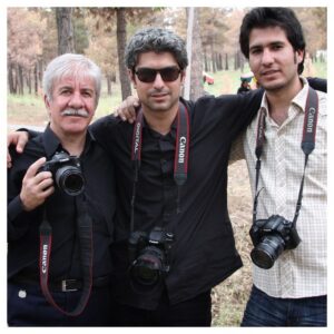 Mehdi Pakdel Instagram - .
این عکس‌رو مهدی دلخواسته (پیراهن سفید) چند روز پیش برام فرستاد از پشت صحنه سریال بی‌گناهان (احمد امینی) 
دقیقا تابستان دوازده سال پیش. خیلی حس خوبی پیدا کردم. آخه الان بعد از دوازده سال دوباره افتخار همکاری دارم با آقای مسعود خان کرامتی در نمایش “پدر”. و چه تجربه دل‌چسب و شیرینی. 
مهدی‌جان ممنونم که یادم انداختی چه لذتی داشت عکاسی کردن. چه خوب بود روزگاری که هنوز سرمون تو گوشیامون گیر نکرده بود. حرف می‌زدیم، می‌خندیدیم، عکس می‌گرفتیم. و همین بود و همین.