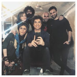 Mehdi Pakdel Instagram - این‌شب‌ها
پشت صحنه نمایش #رومولیت با همراهان درجه یک. 
ممنونم از استقبال بی‌نظیرتون. با حضور گرم و پر‌مهرتون در شب‌های آتی هم می‌ترکونیم. 
#تئاتر_مستقل_تهران 
@mytik8