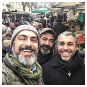 Mehdi Pakdel Instagram - .
نقاش، عکاس و کمی گرافیست
.
رفاقتی بیست ساله این عکس را می‌سازد. هنرستان منتظری، اصفهان، سال هفتاد و شش
و حالا پس از سال‌ها، دست روزگار جایی دیگر در این کره‌ی خاکی، ما را گرد هم آورده. 
اسماعیل نقاشی موفق در پاریس است، بهنام عکاسی درجه یک در هیوستون است و من از دور دستی بر آتش گرافیک دارم البته در تهران عزیزمان. 
هیچ چیز جز دوستی و رفاقت آن هم از نوع کهنه‌اش، لب‌ها را خندان و دل‌ها را شفاف‌تر نمی‌سازد. 
امیدوارم فارغ از جغرافیا و مرزبندی‌های من‌در‌آوردی آدمیان، حال دلتون خوب و خوش باشه. 
سایه‌تون مستدام
