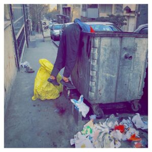 Mehdi Pakdel Instagram - .
كودك سرزمينم، تو حق دارى. حق دارى لباسى گرم تن ات را بپوشاند. دست هايت در مدرسه جدول ضرب را تمرين كند، حق دارى بخندى، بدوى، موسيقى گوش كنى و غذايى درخور و گرم ميل كنى. پدران ما سالها پيش تغييرى ايجاد كردند تا تو به همين حق هاى طبيعى ات برسى. آزاد باشى و اگر حرفى بر دل ات سنگينى كرد بگويى. بدون ترس و اضطراب. حتى اگر يواش هم گفتى همه بشنوند. نسل ما هميشه اميدوار بوده و هست كه حق هايش شنيده شود. نسل تو را نمى دانم. فقط كاش همان قدر كه ما پدران مان را درك كرديم تو هم، ما را درك كنى. .
عكس امروز برداشته شد در جايى از اين شهر درندشت