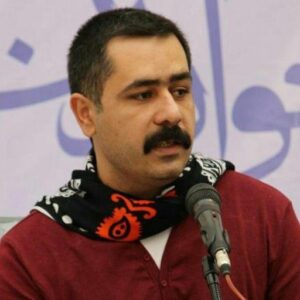 Mehran Modiri Instagram - مهران مدیری ۳۱ سال بعد از اجاره‌نشین‌ها

پایگاه خبری گُلوَنی، رضا ساکی:
سینمای اجتماعی این نیست که یک سری آدم معتاد را نشان بدهیم که در هم می‌لولند. موضوع سینمای اجتماعی لزوما اعتیاد نیست. سینمای اجتماعی لزوما در جنوب شهر و حلبی‌آباد‌ها شکل نمی‌گیرد. سینمای اجتماعی لزوما نشان دادن سقط جنین نیست. سینمای اجتماعی لزوما زن دوم و طلاق عاطفی نیست. سینمای اجتماعی می‌تواند درباره بکارت هم نباشد. می‌شود فیلم اجتماعی ساخت و کسی را در آن نکشت. بدون چاقو و خشونت می‌شود از جامعه درهم و برهم گفت. بدون شعار می‌شود از شعارزدگی گفت. بدون زن بدکاره و مرد بدکاره می‌شود از کار بد گفت. بدون نزول‌خوار می‌شود از نزول گفت. بدون نشان دادن مهاجرت می‌شود از فرار مغزها گفت.

همه اینها را که کنار بگذاریم به فیلم محترم «ساعت پنج عصر» می‌رسیم. جایی که مهران مدیری کارکشته، در نخستین فیلم بلندش راهش را از سینمای اجتماعی سینمای ایران جدا می‌کند و مسیر جدیدی را پیش رو می‌نهد. «ساعت پنج عصر» ۳۱ سال پس از «اجاره نشین‌ها» کام ما را از سینمای اجتماعی شیرین می‌کند.

ساعت پنج عصر بی‌شک اجتماعی‌ترین و سیاسی‌ترین فیلم‌ دهه‌های اخیر است. فیلمی بدون ذوق‌زدگی، بدون آکروبات‌بازی با دوربین، بدون مسخره‌بازی با دکوپاژ، بدون دیالوگ‌های پاره و بدون پایان باز. ساعت پنج عصر فیلمی است که وقتی شروع می‌شود شروع می‌شود. یعنی آغاز فیلم با آغاز قصه یکی است.

ساعت پنج عصر فیلمی تمیز است درباره چرک. درباره دمل. درباره دمل‌های جامعه و جامعه دمل. مهران مدیری ساعت پنج عصر را نساخته است که ثابت کند کارگردان است او این فیلم را ساخته است تا بگوید: بفرمایید سینمای اجتماعی
