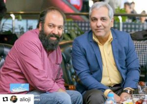 Mehran Modiri Instagram - #Repost @alioji (@get_repost)
・・・
ساعت ٥ عصر ، ساعت ٥ عصرِ  همه ماست 
آمدن مهران مديرى به سينما بى دليل نيست . 
نگاه منتقد و تيزبينانه َمديرى در كمدىِ تلخ و شيرينى كه طعم  ذهنت را عوض  مى كند.
 بى شك اولين فيلمى است كه تمام قد،  از مردم براى مردم ساخته شده است . فيلمى كه فقط براى خنده هاى سطحى ساخته نشده بلكه براى فكركردن به آنچه ما ساده هر روز از كنارش عبور مى كنيم .
فيلمى با اجراى سخت كه بشدت به تماشاگرش احترام گذاشته است .
مديرى احترام به مخاطب را بلد است ... مردم و جامعه اش رو خوب مى شناسد .
آرام و بى صدا البته با هياهوى پيرامونت تو را به درون خودت دعوت مى كند ، فريادى كه بعد از پايان ، در  ذهنت  مى زند فراتر از خواسته تو از يك فيلم كمدى سطحى و خالى از حرف است. 
ساعت پنج عصر آيينه ى همه ماست ..
آيينه ايى كه بايد به درونش خيره شد و به فكر فرو رفت .لحظه هايى از فيلم ، من به خود مى خنديدم !!! نه به آدم هاى درون فيلم ...
على اوجى