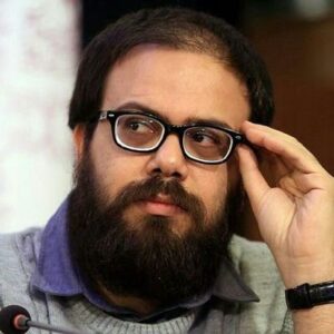 Mehran Modiri Instagram - ساعت ۵ عصر فیلم سهل و ممتنعی‌ست. با ساختاری ساده و شروعی آپارتمانی آغاز می‌کند، اما آدم‌هاش رفته‌رفته درعین‌سادگی به هیولاهایی خون‌سرد و قسی‌القلب بدل می‌شوند که می‌توانی در یک سرچرخاندن ساده، آن‌ها را در سالن سینما روی صندلی کناری‌ات تصور کنی. این طنز سیاه استادانه، ترسناک و البته در کمال خون‌سردی، همان چیزی‌ست که از مهران مدیری در ورود به سینما انتظار می‌رفت. فیلمی منتقدانه و تندوتیز، اما نه درباره‌ی رجل سیاسی و مفاسد اقتصادی و معضلات فرهنگی؛ که فقط درباره‌ی مردم. درباره‌ی مردم یک زمانه‌ی به‌خصوص.

خسرو نقیبی