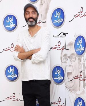 Mehran Modiri Instagram - نقد اميرمهدى ژوله از فيلم .
"ساعت ٥ عصر "
يه كمدى سرد و تلخ و دردناك ، به سردى و تلخى روزگارمون .. يه فيلم يكدست و آبرومند با بعضى پلانها و سكانسها كه يقه تان را ول نمى كند و بازيهاى درجه يك .
همون مديرى دغدغه مند اين بار روى پرده سينما.
يه ورود آبرومند و در خور سينما .
الهى قدر ببيند فيلم ، قدر ببيند مديرى .
