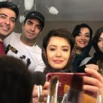 Mehrave Sharifinia Instagram - ' خاطره‌بازی با «دل» به مناسبت پایان فیلمبرداری نقشم... در کنار منوچهر هادی عزیز، یکتای نازنین و دختر ناز و خوش‌اخلاق و دوست‌داشتنی‌شون، همین‌طور عزیزانِ پشت دوربین که مهم‌ترین کارها رو انجام می‌دن ولی زحمات‌شون کمتر دیده می‌شه. صمیمیت، مهر و همدلی‌ این گروه عزیز هرگز از ذهن و قلبم پاک نمی‌شه.❤️ نمی‌دونم پخش سریال «دل» از چه زمانی در شبکه‌ی خانگی شروع می‌شه، هر زمان که باشه امیدوارم به دل شما بنشینه و دوستش داشته باشید. ❤️ ' پ‌ن: و اما،... ممنونم از همه‌ی شما عزیزانی که با محبت و پست‌های اتحادتون در این مدت بابت اکران فیلم، اجرای تئاتر، صفحه‌ی اینستاگرام و... من رو مثل همیشه شرمنده کردین، دیدن حمایت شما برام بسیار ارزشمنده. آرزو می‌کنم این پست‌ها مُخلِ زندگی‌تون نشه و فقط زمان اندکی از اوقات فراغت‌تون رو به خودش اختصاص بده . قبلا گفتم، باز هم می‌گم که هرگز راضی نیستم به خاطر فعالیت مجازی حتی ثانیه‌ای از زمانِ مفیدِ زندگی‌تون تلف بشه. به موفقیت تک تک شما در دنیای واقعی افتخار می‌کنم، امیدوارم در مسیر آرزوهای بزرگ و سازنده‌ قدم بردارید و خدا در همه حال حواسش بهتون باشه. با عشق ❤️ ' ' ' اصلاحیه‌ی بعد از پست: با عرض پوزش اینستاگرام اجازه‌ی تگ کردن بیشتر از ۲۰ نفر رو نمی‌ده وگرنه هرچی فن‌پیج تو دنیا بود تگ می‌کردم. •