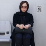 Mehrave Sharifinia Instagram - ' سوال: جمعه‌ی خود را چگونه گذراندید؟ جواب: به نام خدا بعضی جمعه‌ها از بعضی دیگر دلگیرترند. ساعت هشت و نیم صبح بیدار شدیم و به سمت خانه‌ی سینما حرکت کردیم. از دیشب می‌دانستیم که دل‌ِمان بیشتر از آنچه انتظار داریم گرفته و می‌دانستیم اشک‌هایی که چند سال قبل برای فقدان علی ریختیم، امروز هم به سراغ ما خواهند آمد. یاد شبی افتادیم که همراه مادرِ نازنین و برادرِ عزیزمان در سریالِ «آشپزباشی» مبهوت و غمگین در خانه‌ی برادرِ از دست رفته، حضور یافته بودیم و کنار پدرش های‌های گریسته بودیم. یاد حرف‌های پدرش، ناباوری‌اش، غمش، بغضش... و حالا امروز، غمِ پدر علی تمام شد. ' مثل همه‌ی زمان‌هایی که به مرگ فکر می‌کنیم باز به آدم‌هایی فکر کردیم که دوست‌شان داریم و نبودنِ‌شان بسیار غمگین‌مان خواهد کرد. و هم‌چنین به آدم‌هایی فکر کردیم که روزگاری در زندگی ما مهم بوده‌اند، اما امروز حتی حال‌شان را هم نمی‌پرسیم و تظاهر می‌کنیم دیگر برای‌مان مهم نیستند و حتی اگر هنوز در دل دوست‌شان داشته باشیم به روی خودمان نمی‌آوریم چون می‌دانیم به زیستن بدون حضور آن‌ها عادت کرده‌ایم و شاید این‌گونه زندگی را ترجیح می‌دهیم، اما،... اگر بشنویم دیگر نفس نمی‌کشند... قلب‌مان گرفت... برای سلامتی و طول عمر تک‌تک کسانی که از ذهن‌مان گذشتند دعا کردیم. بعد دیدیم حوصله‌ی خانه رفتن را نداریم، به مادر جان زنگ زدیم و او را دعوت کردیم تا اوقاتش را با ما در پاساژِ محبوب‌مان سپری کند. آمد و ما را سه چهار ساعتی میهمان حضورش کرد، با خودش لبخند آورد و غم را از دلِ‌مان زدود... ' ' ' 📷: @roohallah_baleshabadi ' پی‌نوشت: ۱.سید کمال طباطبایی عزیز یکی از تهیه‌کننده‌‌های سینما و تلویزیون بودند که به رحمت خدا رفتند. برای من اول پدر علی محسوب می‌شدند که در سریال «آشپزباشی» سال‌های ۱۳۸۷ و ۱۳۸۸ بازیگر نقش برادرم بود و متاسفانه چند سال قبل به رحمت خدا رفت، بعد تهیه‌کننده‌ی دو فصل از سریال «قلب‌ یخی» که در بهار و تابستان سال‌های ۱۳۸۹ و ۱۳۹۰ از بازی درش کیف کردم. روحشون شاد. ' ۲.فقط روزهای جمعه و تعطیل می‌شه با تمام وجود از رانندگی و موسیقی تو خیابونای زیبای تهران لذت برد. ' ۳.یک دوست از دوران کودکی رو دیدم، نشونه‌هایی که گفت درست بود و منو برد به سال‌ها قبل، اتفاق بسیار دلنشینی بود. ' #جمعه #روزمرِگی #روزمرگی '