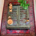 Mehrave Sharifinia Instagram - ' سوال: جمعه‌ی خود را چگونه آغاز کردید؟ ' جواب: به نام خدا ساعت دوازده و‌ نیم ظهر از خواب بیدار شدیم، با چشمی نیمه‌باز گوشی خود را چک کرده و دیدیم که ناهار به صرف گوشت‌لاپلوی خانگی دعوت شده‌ایم. داشتیم به رفتن یا نرفتن می‌اندیشیدیم که میزبانِ عزیزدل تماس گرفت و گفت گوشت‌لاپلو با آب‌ِ گوجه فرنگی طبخ شده و چنین است و چنان است و برای ما چاره‌ای جز بلند شدن و آماده شدن و حرکت به سمت منزلش باقی نگذاشت، در حدی که حتی چای هم ننوشیدیم و رفتیم. صدای موسیقی را بلند کردیم و به سمت خانه‌اش رهسپار شدیم. در راه فکر کردیم که چرا ما همیشه معاشرت با اندک عزیزانِ‌دل‌مان را به انجام کارهای شخصی ترجیح می‌دهیم؟ انگار چیزی ته وجودمان رخنه کرده است که دائم به ما می‌گوید دنیا دو روز است و ما هم عمیق باور کرده‌ایم که دنیا دو روز است، پس هیچ دیدار مهمی را با اندک عزیزانِ دل نباید از دست داد، دنیا به زودی تمام می‌شود و ارزش این‌همه هیاهو و تلاش را ندارد. شاید هم باور کردن این‌که دنیا دو روز است، راه فراری‌ شده به سوی تنبلی و هراس از تغییر و چسبیدن به عادت‌های همیشگی! وگرنه این حجم از سیاهی و یأس با شیوه‌ی زندگی ما مغایرت دارد. احتمالا همین است، باید حواس‌مان را جمع کنیم. به منزل میزبانِ عزیزدل رسیدیم و گوشت‌لاپلوی بسیار خوشمزه‌ای نوش جان کردیم و بعد چای لاهیجان تازه‌دم نوشیدیم و گپ مفصلی زدیم و دل‌مان باز شد. در راه برگشت فکر کردیم اگر دو ساعت زودتر بیدار شده بودیم هم به همه‌ی کارهای شخصی‌مان می‌رسیدیم و هم از این معاشرتِ دلچسب لذت می‌بردیم. فکر کردیم فردا شنبه است، دو راه داریم: راه اول این است که تبدیل شود به یکی از شنبه‌های همیشگی که شاهد هزاران وعده‌‌ی عملی نشده بودند، راه دوم این است که تبدیل شود به شنبه‌ای که با همه‌ی شنبه‌های دیگر متفاوت است. ' تصمیمش را صبح وقتی ساعت زنگ زد می‌گیریم!😬 ' پی‌نوشت: ۱.کتاب «نیمه‌ی تاریک ماه»، مجموعه داستان‌های کوتاه هوشنگ گلشیری، از نشر نیلوفر، یه داستان کوتاه داره به نام «پرنده فقط یک پرنده بود». قلبم رو چنگ زد. نکنه یه روز، یهو، جوگیر بشیم و چک‌چک بارون بهار و برگ‌های زرد پاییز و صدای جیک جیک گنجشک‌ها خسته‌مون کنه... نکنه یه شهری بسازیم که آخرش خودمون هم نتونیم تحملش کنیم... ' ۲.بین همه‌ی چیزهایی که این مدت در موردِ یکی دو سالِ قبل فهمیدم یکیش خیلی آزاردهنده بود، که اونم الان دیگه مهم نیست، فقط گاهی وقت‌ها نسبت به آدم‌ها حیران می‌مونم. ' ۳.یکی از مزیت‌های روز جمعه خلوتی خیابونه که حتی خونه‌نشین‌هایی مثل منو از مأمن بیرون می‌کشونه. ' #جمعه '