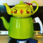 Mehrave Sharifinia Instagram - ☕️' سوال: جمعه‌ی خود را چگونه گذراندید؟ ' جواب: به نام خدا این جمعه برای دفعه‌ی دویست و بیست و چهارم کتری خود را سوزاندیم، به حدی که رنگ بعضی از قسمت‌های زیر کتری کنده شد و حتی بعد از شستشو و استفاده‌ی مجدد هم باز رنگ‌هایش ریخت روی گاز! در واقع به نظرم کتری سبز عزیز ما روزهای آخر عمرش را سپری می‌کند، حتی شاید همین الان هم مُرده است و ما با دستگاه به زور زنده نگهش داشته‌ایم تا بی‌ چای و دم‌نوش نمانیم. قبل از این‌که کسی تذکر بدهد بهتر است بگوییم که بله، بله، می‌دانیم نباید آبِ کتریِ دویست و بیست و چهار بار سوخته را نوشید. در واقع ما از این کتری فقط به‌عنوان پایه‌ی داغی جهت قراردادنِ قوری روی آن برای دم‌کشیدن چای یا دم‌نوش استفاده می‌کنیم و به دلیل سوختن‌های مکررِ کتری، مجبوریم آبِ جوشِ اصلی را از کتری برقی تامین نماییم؛ و متاسفیم از این‌که مصرف هر چیزی که به چای و دم‌نوش مربوط می‌شود در خانه‌ی ما این‌قدر بالاست! مثلا عُمرِ اکثر درهایِ قوری حدود یک ماه است، اغلب مجبوریم از نعلبکی به جای درِ قوری استفاده کنیم. یا مثلا پیاله‌‌ی کوچکی که در آن باید گل و‌ گیاهانِ مخصوص دم‌نوش را بریزیم و داخل قوری قرار دهیم به ما وفا نمی‌کند و زودتر از قوری ِ مخصوصِ دم‌نوش می‌شکند. لیوان‌ها هم که پای ثابت خُرد شدن هستند. _دو هفته‌ی پیش لیوانی در عکسِ جمعه بود که همان روز عمرش را داد به شما!_ خلاصه که نفهمیدیم این بند و بساط چای و دم‌نوش، به این دلیل که می‌دانند خیلی دوستشان داریم خودشان را لوس می‌کنند و اینقدر نازک‌نارنجی می‌شوند و زود از بین می‌روند؟ یا کلا ظریف و شکننده هستند؟ یا ما آدم بی‌دقت و بی‌ملاحظه‌ای هستیم و طرز استفاده‌‌ی درست از آن‌ها را بلد نیستیم!؟ به هر حال با این‌که کتری قشنگ‌مان نابود شده، اما، این قوریِ سبز به همراهِ دَرَش از آبان ماه ۹۷ تا امروز در خانه‌ی ما صحیح و سالم دوام آورده است. صادقانه بگوییم که مثل چشمان خود مراقبش هستیم. البته این‌که بسیار بسیار دوستش داریم هم در نوع نگهداری‌مان بی‌تاثیر نیست! امیدواریم حالا حالاها عمرش به دنیا باشد و ما بالاخره روشِ حفظ و نگهداریِ چیزی را که دوست داریم یاد گرفته‌ باشیم. ' ' ' پی‌نوشت: ' ۱.اندیشیدن به خاطراتِ خوب چشم‌های آدم رو شفاف‌تر می‌کنه و لبخندش رو زیباتر. ' ۲.اغلب اتفاقی رو برای نوشتن انتخاب می‌کنم که جنبه‌ی شخصی نداره، ساده است و نوشتن جزییاتش برام لذت‌بخشه. وگرنه به نظرم فضای مجازی حتی بیست درصد از زندگیِ واقعی کسی رو پوشش نمی‌ده. جمعه پر از چیزهای مهم‌تر بود که هرگز نوشته نمی‌شن. ' ' ' #جمعه #روزمرِگی #روزمرگی '