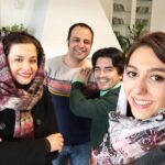 Mehrave Sharifinia Instagram - 🎵🎹🎶🎼🎵🎤’ سه‌شنبه‌های دوست‌داشتنی. سرشار از موسیقی و حال خوب. در کنار سامان احتشامی عزیز، پیمان گل و یلدای نازنین که از دیدنشون پر از انرژی می‌شم و با شنیدن صدای سازشون پر از انگیزه . ‘ @samanehteshami @yalda_samadii @peymanjavanmard ‘ #سلفی #سه_شنبه #موسیقی