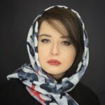 Mehrave Sharifinia Instagram - 📹📀’ اولین تست گریم «دل» ‘ نویسندگان: بابک کایدان، میثم کایدان کارگردان: منوچهر هادی تهیه‌کننده: جواد فرحانی ‘ طراح گریم: امید گل‌زاده اجرا: سپیده کاظمی عکس: معین باقری ... بهار سال ۱۳۹۱ سریال «خداحافظ بچه» بهم پیشنهاد شد، از منوچهر هادی فیلم‌های سینمایی «قرنطینه» و «یکی می‌خواد باهات حرف بزنه» رو دیده بودم، هر دو فیلم رو دوست داشتم و به نظرم بازی‌های خوبی داشتن. منوچهر هادی اون موقع هنوز سریال نساخته بود. متن رو خوندم، عاشق لیلای خداحافظ بچه شدم و با خودم فکر کردم کارگردانی که در سینما بازیگرانش رو درست هدایت می‌کنه حتما در تلویزیون هم همون‌طور خواهد بود. اشتباه نکردم، سریال در ماه رمضون ۱۳۹۱ با استقبال خیلی خوب خانواده‌ها روبرو شد و لیلای خداحافظ بچه برای من تندیس زیبای جشن حافظ رو به عنوان بهترین بازیگر زن سریال تلویزیونی به خونه آورد.😍 ‘ سریال «دل» دومین تجربه‌‌ی همکاریم با منوچهر هادیه، و بعد از سریال «قلب یخی» دومین تجربه‌ی کاری در شبکه‌ی نمایش خانگی. امیدوارم روزهای فیلمبرداریِ «دل» لحظات خوبی رو در ذهنم به یادگار بگذاره، نتیجه‌ی کار درست و عالی بشه تا شما هم از دیدنش لذت ببرید. ‘ #دل ‘