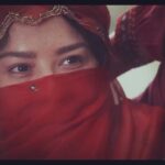 Mehrave Sharifinia Instagram - 📽🎞’ بعضی وقت‌ها کاری رو شروع می‌کنی که نمی‌دونی سرنوشتش قراره چی بشه، فقط می‌دونی عاشقانه دوستش داری و باید با همه‌ی وجودت باورش کنی، براش زحمت بکشی و بهش ایمان داشته باشی. فکر می‌کنم ساختن فیلم کوتاه از این جور کارهاست، کارهایی که به غیر از تکنیک و توانایی، نیاز زیادی به عشق و ایمان داره، چون سرنوشتش با اکران و دیده شدن گره نخورده. همه‌ی کسانی‌ رو که فیلم کوتاه می‌سازن به شدت تحسین می‌کنم. چند بار قرار بوده با بعضی‌هاشون همکاری کنم که متاسفانه زمان یاری نکرده یا شرایط زندگی خودم مناسب نبوده. ولی این بار، همه چیز دست به دست هم داد تا بتونم با عشق، همه‌ی توان و انرژیم رو برای ایفای نقشِ دخترِ افغانِ فیلمِ «پیاده» بذارم. دختر بی‌پناهی که بسیار به دلم نشست و با همه‌ی وجود رنج و دردش رو احساس کردم. ‘ از ۱۸ آبان تا ۲۲ آبان، از ده صبح تا ده شب، هر زمان به پردیس ملت سر بزنید، فیلم‌های خوبی خواهید دید. ‘ ورود برای همه آزاد و رایگانه. ‘ امیدوارم فرصت دیدن «پیاده» رو هم داشته باشید. ‘ شنبه ۱۹ آبان ساعت ۱۰ صبح سالن۴ و یکشنبه ۲۰ آبان ساعت ۲۲ سالن ۲ پردیس سینمایی ملت ‘ ❤️🌹 ‘
