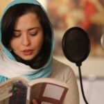 Mehrave Sharifinia Instagram - 🍂🍁📚🍂🍁’ نمی‌دونم خوندن یک کتابِ خوب، برای چند نفر از شما جذابه؛ قصد هم ندارم اصرار کنم که همه حتما کتاب ‌بخونن، در واقع اصلا به کسی مربوط نمی‌شه، هر‌ آدمی حق داره هر جور دلش می‌خواد از زندگیش لذت ببره. من آدم‌های زیادی رو می‌شناسم که کتاب نمی‌خونن ولی از من و خیلی‌ها باشعورتر هستن و اغلب رفتارشون بر اساس تجربه و روزهایی که سپری کردن بسیار پخته و درسته. ‘ این پست صرفا علاقمندی شخصیِ منه: پیشنهاد مطالعه‌ی دسته‌جمعی کتاب «خانه‌ی لهستانی‌ها» از «نشر چشمه»، به همراه خوانش‌ بخش‌هایی از کتاب در کانال. ‘ «خانه‌ی لهستانی‌ها» روایت یک پسربچه به نام سهرابه که با خانواده‌های دیگه در اتاق‌های یک خانه‌ی مشترک زندگی می‌کنه. نوشته‌ی «مرجان شیرمحمدی» اینقدر دلنشین و خالصه که ترغیبم کرد پیشنهاد این مطالعه‌ی دسته‌جمعی رو بدم. نگاهِ کودکانه ولی به شدت عمیق و انسانیِ سهراب با وجود فقری که در زندگیش وجود داره، من رو بسیار تحت‌تاثیر قرار داد، فکر می‌کنم این دقیقا همون چیزیه که این‌روزها بهش نیاز داریم. ‘ اگر در جمع شما کسانی هستن که به ادبیات داستانی علاقه دارن می‌تونن کتاب رو بخرن و با ما همراه بشن. ‘ از ۲۶ مهرماه، هر پنجشنبه و جمعه دو بخش از کتاب به صورت فایل صوتی در کانال ارائه می‌‌شه و در طول هفته تعداد صفحات مشخصی برای مطالعه‌ی ادامه‌ی کتاب اعلام می‌شه تا نوبت به خوانش بخش‌ بعد برسه. فکر می‌کنم با این روش می‌شه از زمانِ مُرده‌ای که در ترافیک، مطب دکتر یا هر نوع انتظاری، سپری می‌شه استفاده‌ی بهتری کرد و در عین حال حقوق ناشر و نویسنده رو هم حفظ کرد. •••••••••••••••••••••••••••• کتاب ۲۰۸ صفحه‌ست، به قیمت ۱۹۰۰۰ تومان. •••••••••••••••••••••••••••• تصویر: @ahmadreza_shojaei ‘ •••••••••••••••••••••••••••• بعد از پست: این ویديو صرفا تبلیغی برای این مطالعه‌ی دسته‌جمعیه. برنامه از پنجشنبه ۲۶ مهرماه شروع می‌شه. فصل اول و دوم کتاب خوانش شده و در روزهای پنجشنبه و جمعه به صورت فایل صوتی در کانال ارائه می‌شه، می‌تونید گوش بدید و هروقت فرصت کردید کتاب رو تهیه کنید و برای ادامه‌ی داستان به ما ملحق بشید. ‘ ‘ ‘