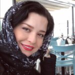 Mehrave Sharifinia Instagram - ... چرا داشتم می‌خندیدم؟🤔 حتما دوست عزیزم رو دیده بودم و خوشحال بودم.😍 چه خوبه دوست‌هایی داشته باشی که با دیدنشون رو لبت لبخند بنشینه.