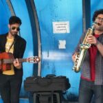 Mehrave Sharifinia Instagram - ...🎷🎶🎸🎵’ دو سه روز قبل هوا ابری بود، فکر کردم احتمالا به شدت ترافیکه و تصمیم گرفتم با استفاده از وسیله‌ی نقلیه‌ی بدون دودِ خصوصی (پاهای عزیزم) به کارهام برسم. درحال بالارفتن از پل عابرپیاده‌ی هفت‌تیر بودم که صدای موسیقی فضا رو پر کرد. توی اون هفت‌تیرِ شلوغ با اون‌همه سروصدای ناهنجار، شنیدن نوای گیتار و ساکسفون وجودم رو سرشار از خوشی کرد و دیدم استفاده از خط ۱۱ (پاها) این مزایا رو هم داره. دو تا پسر جوان ایستاده بودند کنار پله‌های پایین‌رونده و با عشق ساز می‌زدند، هی دل‌دل کردم که ازشون فیلم بگیرم یا نه، طبق معمول روم نشد ولی خیلی دلم می‌خواست ازشون فیلم بگیرم، در نتیجه عزمم رو جزم کردم، دور زدم از اون طرف برگشتم بالا، باهاشون گپ زدم و ازشون اجازه گرفتم که فیلمبرداری کنم. آخرش پرسیدم: کلا در زمینه‌ی موسیقی چه کار مهمی انجام می‌دین؟ گفتن: همین‌که اومدیم تو خیابون داریم ساز می‌زنیم خودش خیلی کار مهمیه. دیدم راست می‌گن، خیلی کار مهمیه، همین‌که فضای خشن هفت‌تیر رو با صدای ساز لطیف می‌کنن خیلی کار مهمیه و شایسته‌ی تقدیر هستن. اصلا همین‌که به جای غر زدن میان روی پل ساز می‌زنن خیلی کار مهمی می‌کنن. تحسین‌شون می‌کنم و امیدوارم در هر شرایط و موقعیتی که دلشون می‌خواد بتونن ساز بزنن. دَم‌شون گرم.👏🏻👏🏻👏🏻👏🏻👏🏻👏🏻👏🏻 @hesamoddin_asgari 🎷 ‘ @pouria_jafari1989 🎸 ‘ ‘#music #saxophone #هفت_تیر #پل_عابر_پیاده #موسیقی #موسیقی_خیابانی