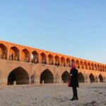 Mehrave Sharifinia Instagram - ... درست وسطِ هراس از غرق شدن ایستاده‌ام و به سی و سه پل نگاه می‌کنم. وسطِ زاینده‌رود با تَرَک‌هایی شبیه کویر! ‘ عکس: احمدرضا شجاعی @ahmadreza_shojaei ‘ #اصفهان #زاینده_رود #زاینده_رود_خشک #سی_و_سه_پل