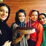 Mehrave Sharifinia Instagram - ... به بهانه‌ی جشنواره‌ی جام‌جم، _که کاش به صورت سالانه و ‌منظم برگزار می شد_ و جایزه‌ای که به آقای شفیعی تهیه‌کننده‌ی محترم سریال “کیمیا”، به عنوان بهترین سریال تعلق گرفت، سری به عکس‌های قدیمی زدم و یاد خاطرات کردم. به آقای شفیعی، آقای افشار ، آقای بهبهانی‌نیا و خانم پارسافر بابت تهیه‌کنندگی، کارگردانی و نویسندگی سریال “کیمیا” تبریک و خسته‌ نباشید می‌گم، لحظات خوشم رو در کیمیا مدیون خوبی‌ و بزرگی و کاربلدیِ شمام. و همینطور تبریک و خسته نباشید می‌گم به تک‌تک همکاران عزیزم. ‘ با دیدن عکس‌هایی که دو سال از زندگی من رو تشکیل دادند، یاد لحظات شیرین و سخت کیمیا افتادم، یاد آموختن‌های پر از لبخند از مادر جان و عمو حسن پورشیرازی عزیز و رضا کیانیان و مهدی سلطانی و عمو فرید سجادی حسینی و عاطفه رضوی و مهرداد و حامد بهداد عزيز، ياد معرفت و حمایت پوریا نسبت به همه‌ی بچه‌های گروه به خصوص در سفرها، یاد مهربانی و همدلی و لبخندهای مهدی پاکدل و امیرحسین آرمان و گلاره‌ و گلوریا و سوگل و سودابه و نسرین نکیسا و مهتاب و علی منجزی و امیرحسین ابراهیمی و روح‌الله کمانی و علی افشار و ... ، یاد نرگس خریدن و پیاده‌روی‌های از هتل کاروانسرا تا خیابون امیری آبادان با علی عزیزم که تا همیشه مثل برادر کوچکم توی دلم جا داره، یاد معرفت‌های بی‌پایان حسن هندی و هادی لطفی و مهدی صیاد و خشایار موحدیان و شیرین و سوزان و سوسن و مهسا و مژگان و مرتضی و حسین دیردار و عطیه و خانم جباری، یاد زحمت‌های داوود باقری و افشین عمران و علی مرزبان و سعید نقدزاده و فرشاد و داریوش و هدیه‌ی عزیز، یاد دقت و انسانیت امیر سلیمانی عزیز، یاد محبت‌های آقای رنجبران و آقای احمدی و آقای کرمی و بهزاد عزیز و آقای رئوفی و میلاد و امید عزیز و گروه‌های محترمشون، یاد مهربونی مردم آبادان و خرمشهر و محله‌ی خاوران و یاد ازدواج علی و شبنم که قشنگ‌ترین اتفاق کیمیا بود. معدود نامردی‌ها و اتفاق‌های تلخ هم می‌مونه پیش خدای بزرگ. دو سال خودم رو فراموش کردم و باافتخار سرنوشت سخت و تلخ و پر فراز و نشیب کیمیا رو زندگی کردم، امروز می‌دونم که جای کیمیا نفس کشیدن یک هدیه‌ی بزرگ بود. بابتش شاکر و سپاسگزارم از ته دل. 🌹🙏🏻❤️