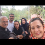 Mehrave Sharifinia Instagram - ... به بهانه‌ی جشنواره‌ی جام‌جم، _که کاش به صورت سالانه و ‌منظم برگزار می شد_ و جایزه‌ای که به آقای شفیعی تهیه‌کننده‌ی محترم سریال “کیمیا”، به عنوان بهترین سریال تعلق گرفت، سری به عکس‌های قدیمی زدم و یاد خاطرات کردم. به آقای شفیعی، آقای افشار ، آقای بهبهانی‌نیا و خانم پارسافر بابت تهیه‌کنندگی، کارگردانی و نویسندگی سریال “کیمیا” تبریک و خسته‌ نباشید می‌گم، لحظات خوشم رو در کیمیا مدیون خوبی‌ و بزرگی و کاربلدیِ شمام. و همینطور تبریک و خسته نباشید می‌گم به تک‌تک همکاران عزیزم. ‘ با دیدن عکس‌هایی که دو سال از زندگی من رو تشکیل دادند، یاد لحظات شیرین و سخت کیمیا افتادم، یاد آموختن‌های پر از لبخند از مادر جان و عمو حسن پورشیرازی عزیز و رضا کیانیان و مهدی سلطانی و عمو فرید سجادی حسینی و عاطفه رضوی و مهرداد و حامد بهداد عزيز، ياد معرفت و حمایت پوریا نسبت به همه‌ی بچه‌های گروه به خصوص در سفرها، یاد مهربانی و همدلی و لبخندهای مهدی پاکدل و امیرحسین آرمان و گلاره‌ و گلوریا و سوگل و سودابه و نسرین نکیسا و مهتاب و علی منجزی و امیرحسین ابراهیمی و روح‌الله کمانی و علی افشار و ... ، یاد نرگس خریدن و پیاده‌روی‌های از هتل کاروانسرا تا خیابون امیری آبادان با علی عزیزم که تا همیشه مثل برادر کوچکم توی دلم جا داره، یاد معرفت‌های بی‌پایان حسن هندی و هادی لطفی و مهدی صیاد و خشایار موحدیان و شیرین و سوزان و سوسن و مهسا و مژگان و مرتضی و حسین دیردار و عطیه و خانم جباری، یاد زحمت‌های داوود باقری و افشین عمران و علی مرزبان و سعید نقدزاده و فرشاد و داریوش و هدیه‌ی عزیز، یاد دقت و انسانیت امیر سلیمانی عزیز، یاد محبت‌های آقای رنجبران و آقای احمدی و آقای کرمی و بهزاد عزیز و آقای رئوفی و میلاد و امید عزیز و گروه‌های محترمشون، یاد مهربونی مردم آبادان و خرمشهر و محله‌ی خاوران و یاد ازدواج علی و شبنم که قشنگ‌ترین اتفاق کیمیا بود. معدود نامردی‌ها و اتفاق‌های تلخ هم می‌مونه پیش خدای بزرگ. دو سال خودم رو فراموش کردم و باافتخار سرنوشت سخت و تلخ و پر فراز و نشیب کیمیا رو زندگی کردم، امروز می‌دونم که جای کیمیا نفس کشیدن یک هدیه‌ی بزرگ بود. بابتش شاکر و سپاسگزارم از ته دل. 🌹🙏🏻❤️