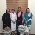 Mehrave Sharifinia Instagram - ... به بهانه‌ی جشنواره‌ی جام‌جم، _که کاش به صورت سالانه و ‌منظم برگزار می شد_ و جایزه‌ای که به آقای شفیعی تهیه‌کننده‌ی محترم سریال “کیمیا”، به عنوان بهترین سریال تعلق گرفت، سری به عکس‌های قدیمی زدم و یاد خاطرات کردم. به آقای شفیعی، آقای افشار ، آقای بهبهانی‌نیا و خانم پارسافر بابت تهیه‌کنندگی، کارگردانی و نویسندگی سریال “کیمیا” تبریک و خسته‌ نباشید می‌گم، لحظات خوشم رو در کیمیا مدیون خوبی‌ و بزرگی و کاربلدیِ شمام. و همینطور تبریک و خسته نباشید می‌گم به تک‌تک همکاران عزیزم. ‘ با دیدن عکس‌هایی که دو سال از زندگی من رو تشکیل دادند، یاد لحظات شیرین و سخت کیمیا افتادم، یاد آموختن‌های پر از لبخند از مادر جان و عمو حسن پورشیرازی عزیز و رضا کیانیان و مهدی سلطانی و عمو فرید سجادی حسینی و عاطفه رضوی و مهرداد و حامد بهداد عزيز، ياد معرفت و حمایت پوریا نسبت به همه‌ی بچه‌های گروه به خصوص در سفرها، یاد مهربانی و همدلی و لبخندهای مهدی پاکدل و امیرحسین آرمان و گلاره‌ و گلوریا و سوگل و سودابه و نسرین نکیسا و مهتاب و علی منجزی و امیرحسین ابراهیمی و روح‌الله کمانی و علی افشار و ... ، یاد نرگس خریدن و پیاده‌روی‌های از هتل کاروانسرا تا خیابون امیری آبادان با علی عزیزم که تا همیشه مثل برادر کوچکم توی دلم جا داره، یاد معرفت‌های بی‌پایان حسن هندی و هادی لطفی و مهدی صیاد و خشایار موحدیان و شیرین و سوزان و سوسن و مهسا و مژگان و مرتضی و حسین دیردار و عطیه و خانم جباری، یاد زحمت‌های داوود باقری و افشین عمران و علی مرزبان و سعید نقدزاده و فرشاد و داریوش و هدیه‌ی عزیز، یاد دقت و انسانیت امیر سلیمانی عزیز، یاد محبت‌های آقای رنجبران و آقای احمدی و آقای کرمی و بهزاد عزیز و آقای رئوفی و میلاد و امید عزیز و گروه‌های محترمشون، یاد مهربونی مردم آبادان و خرمشهر و محله‌ی خاوران و یاد ازدواج علی و شبنم که قشنگ‌ترین اتفاق کیمیا بود. معدود نامردی‌ها و اتفاق‌های تلخ هم می‌مونه پیش خدای بزرگ. دو سال خودم رو فراموش کردم و باافتخار سرنوشت سخت و تلخ و پر فراز و نشیب کیمیا رو زندگی کردم، امروز می‌دونم که جای کیمیا نفس کشیدن یک هدیه‌ی بزرگ بود. بابتش شاکر و سپاسگزارم از ته دل. 🌹🙏🏻❤️