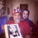 Mehrave Sharifinia Instagram - ❤️... پارسال بهار وقتى خبر فوت پدرش را دادم اشكش را ديدم جارى و بى محابا. قبل تر هم ديده بودم يكى دوبار فقط، وقتى داشت از روزهاى سختِ سال هاى دور روزهاى نبودن، خاطره تعريف مى كرد. ... بقيه ى روزها برايت خاطره كه تعريف مى كند آنقدر مى خندى كه نمى فهمى در كنارش زمان چطور سپرى مى شود. ... گاهى مبهوت مى مانم آدمى كه آن همه تلخى را در بهترين سال هاى جوانى تجربه كرده چطور مى تواند اينقدر شوخ و خوش انرژى بگويد و بگويد و بگويد و ما را از خنده روده بر كند. گاهى مبهوت مى مانم كه وسط آنهمه شوخى و شيطنت چطور مى تواند اينقدر جدى تو را از هنر و فلسفه و ادبيات سرشار كند و جهان بينى ات را در هر ديدار وسيع تر سازد. گاهى مبهوت مى مانم كه كِى مى خوابد كه چطور با آن پاى ورم كرده راه مى رود كه چگونه هميشه مثل كوه استوار است كه اينهمه انرژى را از كجا مى آورد و راه خودش را مى رود و مى داند چرا و به چه دليل چه مى كند. ... گاهى تحسينش مى كنم گاهى از كارهايش شگفت زده مى شوم گاهى از دستش عصبانى مى شوم گاهى نگرانش مى شوم اما هميشه هميشه هميشه دوستش دارم و يك ثانيه از بودنش را با هيچ چيز اين جهان عوض نمى كنم ... ❤️❤️❤️ ... روز مرد، روز پدر بر همه ى پدران عزيز چه آن ها كه در كنارمان هستند و چه آن ها كه جاى خاليشان با هيچ چيز پُر نمى شود، بر مردهاى واقعى، بر زنانى كه مردشان را دوست دارند و بر دختران و پسرانى كه پدرشان را دوست دارند مبارك #پدر