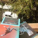 Mehrave Sharifinia Instagram - 📚🍁🍂... در روزهاى عجيبِ پاييزىِ برفى مى تونى ژاكت بپوشى يه ليوان چاى بريزى بشينى روبروى پنجره و كتابى از نويسنده ى مورد علاقه ات بخونى. هر از گاهى صداى كلاغ، صداى چرخش لاستيك ماشين روى برف هاى آب شده و صداى بلندگوى وانتى هايى كه آهن و چدن و سماور مى خرن، باعث مى شن سرت رو بالا بيارى و به كوچه نگاه كنى و توى دلگيرىِ عاشقانه ى پاييز غرق بشى. غرق شدن توى پاييزِ برفى رو دوست دارم. ---------------------.ا كتاب هاى "عامه پسند" و "هاليوود" رو قبلا خوندم، امروز خوندن "ساندويچ ژامبون" رو شروع مى كنم. نثر "چارلز بوكفسكى" بسيار جذابه، ترجمه ى فوق العاده ى "پيمان خاكسار" هم هميشه سبك نگارش هر نويسنده اى رو به بهترين شكل ارائه مى ده. نام ِانتشاراتِ معتبر مثلِ "چشمه" و "نگاه" هم براى اطمينان به يك اثر كافى هستند. كمتر پيش مياد اينجا كتابى رو معرفى مى كنم كه خودم هنوز نخوندم ولى بوكفسكى رو كلا بايد خوند. پى نوشت: _باز احمق شدم و كتاب "هاليوود" رو به كسى كه يادم نمياد قرض دادم، خدا رو شكر دوستام احمق تر نيستن و كتاب ها رو پس نمى دن😄😄😄 وگرنه الان "هاليوود" هم توى عكس بود.📚ا