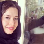 Mehrave Sharifinia Instagram - ❤️🍂🍁🍂🍁🍂❤️... سلام بعد از ٦ ماه صفحه م رو باز كردم، چون: _دلم خيلى تنگ شده بود. _در اين ٦ ماه به اندازه ى كافى فرصت پيدا كردم كه به كارهاى عقب افتاده برسم. _صفحه رو دى اكتيو كرده بودم چون از وابستگيم به فضاى مجازى ترسيدم و فكر كردم قدرت رها كردنش رو ندارم، ولى در اين ٦ ماه، تونستم ياد بگيرم كه بين دنياى حقيقى و دنياى مجازى تعادل برقرار كنم و حالا كمتر بهش وابسته هستم. _از عكس هاى پاييزى و حال و هواى پاييز نمى تونم بگذرم. _از همه مهم تر عزيزان مهربانى هستند كه در طول اين مدت بارها اين رو ازم خواستند و من رو شرمنده ى محبت هاشون كردند. ا خلاصه كه من اومدم تا بازم براتون از شمعدونى و چاى و بالكن و لحظات زندگيم عكس بذارم. عزيزين هميشه ❤️😍 ‏#mehraveee#mehravesharifinia #iranianactress