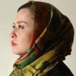 Mehrave Sharifinia Instagram - ... چه فرقى مى كنه؟ سرقت مسلحانه از بانك يا دستبرد زدن به فايل هاى شخصى كامپيوتر يك نفر و دستكارى عكس هاى آلبوم خصوصى. سرقت همون سرقته و سارق همون سارق. صفحه ى اينستاگرام باعث شده من شما رو در بخش هايى از زندگيم شريك كنم، اما در همه ى عكس ها به قوانين،شئونات و اعتقادات خودم و جامعه احترام گذاشتم. حتى وقتى به مناسبت يك ميليونى شدن فيلمى از ساز زدنم در خونه منتشر كردم با رعايت تمام ضوابط بود. متاسفانه اين اولين بار نيست كه به حريم شخصى افراد تجاوز مى شه. شش سال قبل شخصى تعدادى از عكس هاى كاملا خصوصى من رو در فضاى مجازى پخش كرد. برخى ديگر هم با دست بردن در عكس ها به اين فضا دامن زدند. من ترجيح دادم براى ايجاد نشدن حاشيه سكوت كنم. اون شخص بيمار و تكثيركنندگان حسابشان با خداست. ا"و خدا آگاه و ناظر بر همه ى ماست."ا اما اينكه چرا امروز بعد از اينهمه سال دوباره بايد موضوع عكس هاى شش سال قبل مطرح بشه برام عجيبه! آيا حكم افرادى كه در دست به دست كردن و به تماشا نشستن عكس هاى خصوصى و دستكارى شده ى ديگران شريك مى شوند با مال خرانِ اموالِ به سرقت رفته تفاوتى دارد؟ اميدوارم ما شبيه اون دسته از آدما نباشيم. ... استفاده از واژه ى كشف حجاب براى عكس هاى شخصى كه بدون خواست و رضايت كسى منتشر شده، درست نيست. كاش بيشتر مواظب قضاوت هامون باشيم كماكان از محبت و لطف تك تكتون ممنونم🌹🙏🏻