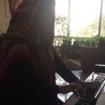 Mehrave Sharifinia Instagram - 🎹🎶 ا شهرت هرگز دليل خوبى براى الگو قراردادنِ كسى نيست و من هرگز شايسته ى اين واژه حتى براى يك نفر از شما يك ميليون نفر نيستم اما اگر از ديدنِ لحظه هاى زندگى حقيقى من در خونه ى مجازيم حالتون خوب شد يا عكسى، نوشته اى، خاطره اى شما رو به فكر واداشت يا باعث شد زندگيتون رنگ زيباترى به خودش بگيره بدونيد كه براى من نهايتِ سعادته _____________________ ا پى نوشت: ساز زدن در جمع استرس عجيبى به من مى ده درست همونقدر كه ساز زدن در خلوت بهم آرامش مى ده. به افتخار يك ميليونى شدن تصميم گرفتم ١٥ ثانيه از آرامش خلوتم رو تقديم كنم به شما. قطعه ى فانتزى امپرومپتوى شوپن يكى از قطعاتى بود كه در پايان نامه ام اجرا كردم و بعد هم به دست فراموشى سپردمش. الان چند وقته به دلايل دلى و شخصى دوباره دارم ساز مى زنم. متاسفانه هنوز اونقدر مسلط نشدم كه بتونم قطعه رو كامل بزنم خدا رو شكر تو اينستا هم بيشتر از ١٥ ثانيه جا نمى شه و آبروى من حفظ مى شه 😁 ا بابت داشتن تك تكتون به خودم مى بالم❤️