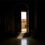 Mehrave Sharifinia Instagram - ...ا خوب نباش و مهربان نباش كه من تو را يك بار از سر گذرانده ام خوب نباش و مهربان نباش كه من يك بار غرق در تو به ديار باقى شتافتم و اكنون با تنفس مصنوعى و آب هاى درون ريه ام زنده ام خوب نباش و مهربان نباش كه من از جزر و مد دريا مى ترسم كه سال هاست كابوس هاى مرا عمق اقيانوس و ماهى هاى رنگارنگ ساخته اند خوب نباش و مهربان نباش كه من سلول هاى بنيادين وجودم را در آن غرق شدگىِ مفرط گم كردم و امروز به كشف ذره هاى نوشكفته ى درونم با شگفتى مى نگرم خوب نباش و مهربان نباش كه من خوبى ها و مهربانى هاى تو را هنوز در ريه ى پُر آبم نفس مى كشم و براى زنده ماندن با هر دم و بازدمى تو را انكار مى كنم تو را و خوبى ها و مهربانى هاى تو را... -----------------------------------ا پى نوشت: شنبه يا پنجشنبه ، خيلي هم فرقى نمى كنه ... يك هفته پيش دلم مى خواست گوشه ى دنج رو به روز كنم 🌹❤️ا براى همراهان هميشگى با عشق