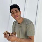 Mena Massoud Instagram - I’m laughing at how GOOD this burger is. I’m telling you guys, @motif_foodworks is changing the plant-based game! By reinventing food design rules and using innovative science, Motif ingredients are about to make #plantbased foods taste better, more nutritious and craveable. Check out the link in my bio for more on how science is the key to unlocking the potential of the plant-based category. #ad