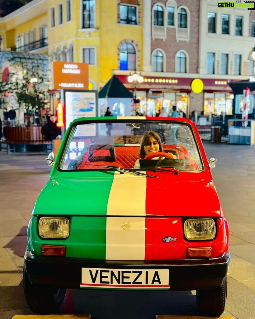 Menna Fadali Instagram - 🎅🏼🎄🎁🇹🇷❤ Venezia Mega Outlet