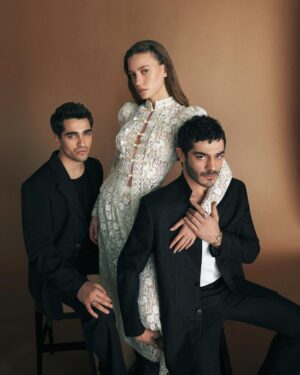 Mert Ramazan Demir Instagram - Magnet Quarterly x Netflix
#Şahmaran

Genel Yayın Yönetmeni/Editor in Chief: @selimcancelik @iremsent
Fotoğraf/Photography: @emreguven
Styling: @pinaraytas
Styling Assistant: @sedadesovali
Mert Ramazan Demir Saç & Makyaj/Mert Ramazan Demir Hair & Makeup: @onurbayramofficial
