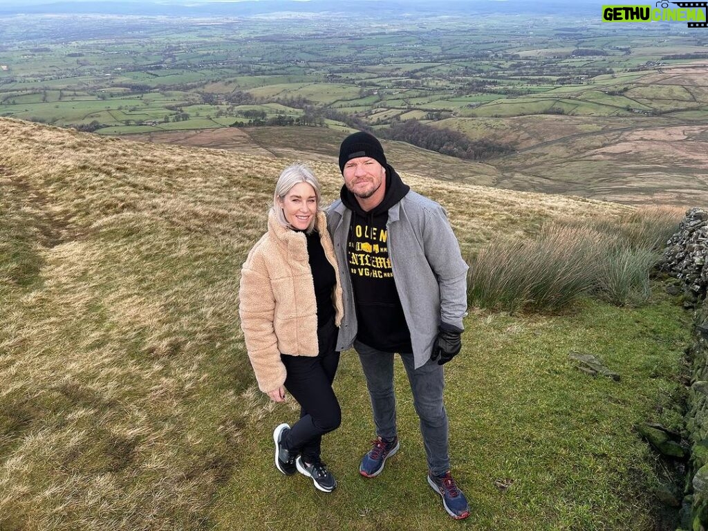 Michael Bisping Instagram - Throwback to last Tuesday. Boxing Day walk up Pendle hill (trying) to burn off the Christmas feast! Pendle Hill Summit