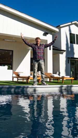 Michael Blakey Instagram - New YouTube video is live !
Have you ever wondered what it actually costs to own a beautiful mansion?
In today’s episode, not only do we show you a stunning property in Los Angeles, but we also talk about the real costs involved to own and maintain it.
Click the link in my bio to watch the video and find out how much you’ll need to earn to buy it 🎥
~~~~~~~~~~
In it to win it !
~~~~~~~~~~

#producermichael #inittowinit #mansion #house #housetour #luxuryhouse #howmuch #expensive #expenses #losangeles #california