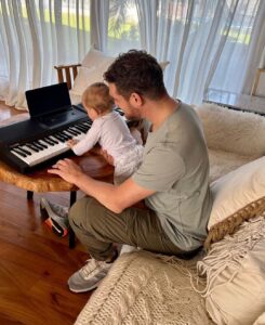 Michael Bublé Instagram - It’s amazing how someday someone comes into your life, and you can’t imagine how you ever lived without them. Happy 1st birthday Cielito ❤️ - Es increíble cómo alguien entra en tu vida un día, y no puedes imaginar cómo viviste sin ellos. Feliz primer cumpleaños, Cielito ❤️