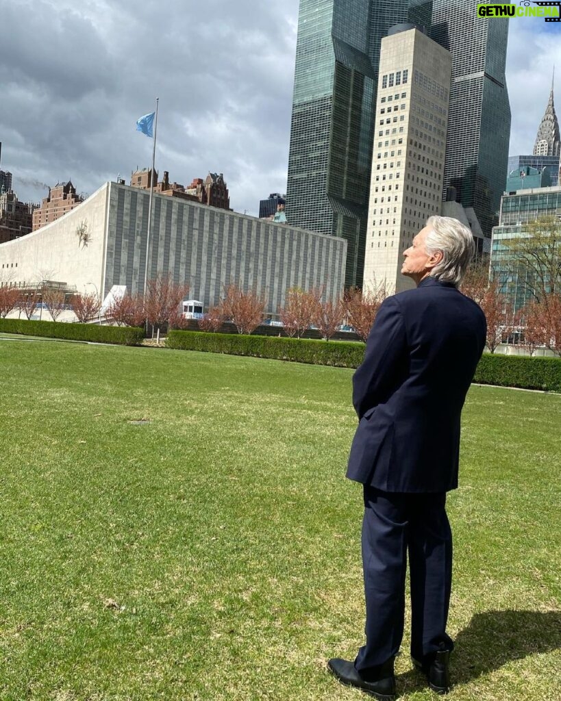 Michael Douglas Instagram - Today I’m pausing to stop and think before I share online. During the pandemic fake news and misinformation has polarized us, cost lives and disrupted health efforts - and now it’s prolonging the pandemic. If you believe in truth then join me, post the symbol and #PledgetoPause! @unitednations @antonioguterres