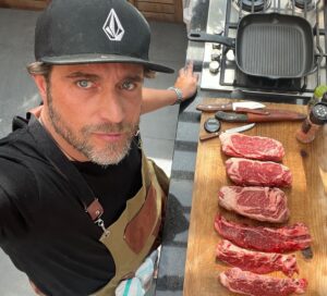 Michel Brown Instagram - Domingo proteico!! 
Mi deporte favorito 
🥩🥩🥩🥩🥩🥩🥩